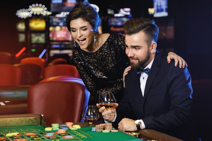 Meja permainan kartu dan dadu untuk berbagai jenis game meja populer di casino